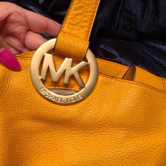 (SOLD) Micheal Kors Large Hobo - Picture 2 of 6